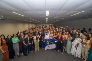 A vice-governadora Priscila Krause e concluintes do curso de especializa&ccedil;&atilde;o em Aten&ccedil;&atilde;o Multiprofissional em Transtornos do Neurodesenvolvimento