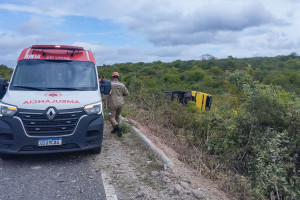 &Ocirc;nibus com romeiros tomba e deixa dois mortos e mais de 20 feridos no Cear&aacute;