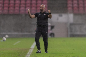 Cristian de Souza vence desconfian&ccedil;a e conquista com o Santa Cruz primeiro acesso na carreira 