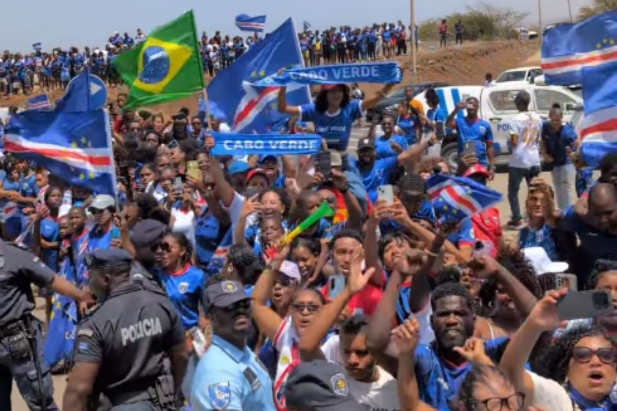 Torcida cabo-verdiana em festa com retorno da seleção ao país/Reprodução/FCFC