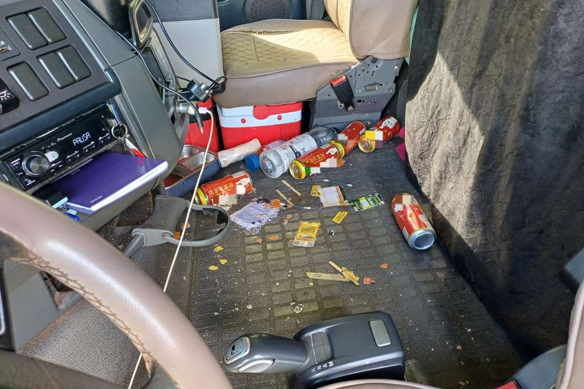 Policiais encontraram latas de cerveja na cabine do caminhão./Foto: Divulgação/Polícia Rodoviária Federal