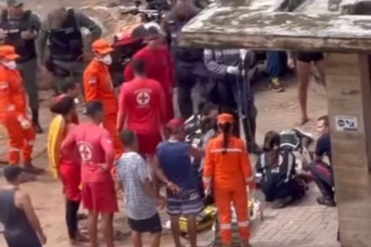 Bombeiros realizam o protocolo de reanimação em vítima de afogamento em Boa Viagem/Reprodução/Redes sociais