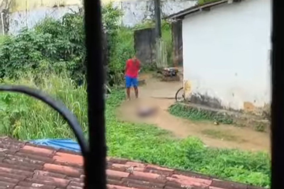 Circula na internet um vídeo em que um suposto morador de Nova Descoberta registra a comoção em torno da vítima deste domingo (5)/Reprodução/Redes sociais