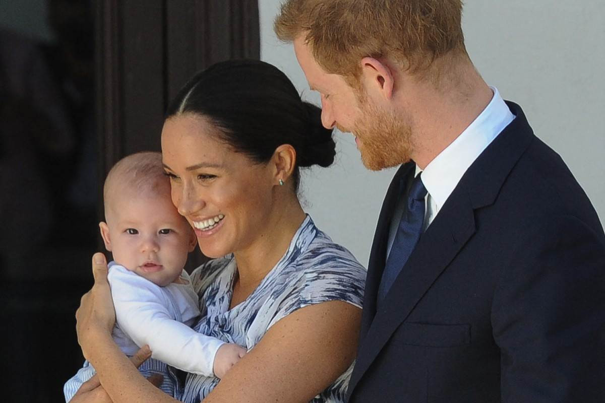 Duque e a Duquesa de Sussex, o Príncipe Harry e sua esposa Meghan, seguram o filho bebê, Archie/Henk Kruger/Pool/AFP
