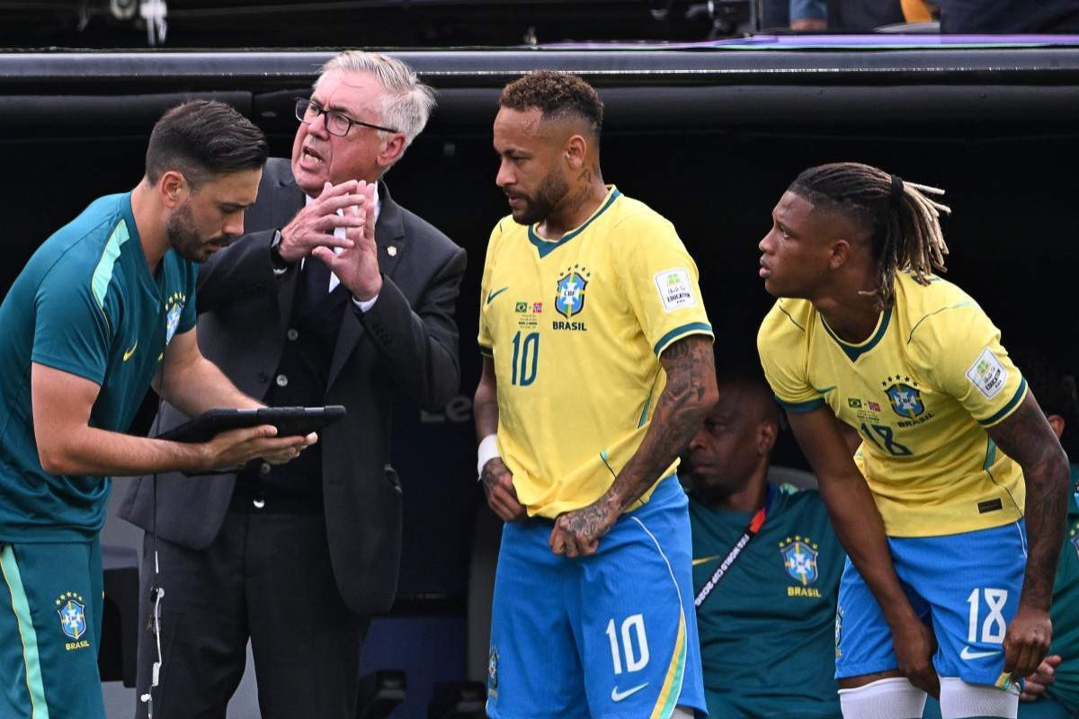 Carlo Ancelotti, Neymar e Danilo Santos pela seleção brasileira na Copa do Mundo 2026/ Pedro UGARTE / AFP