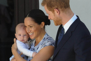 Duque e a Duquesa de Sussex, o Pr&iacute;ncipe Harry e sua esposa Meghan, seguram o filho beb&ecirc;, Archie