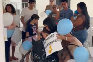 Menino atacado por tubar&atilde;o &eacute; recebido por familiares com festa ap&oacute;s alta hospitalar 