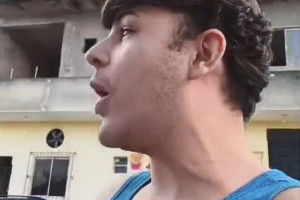 Gabriel Braz, 24 anos, denuncia ter sido v&iacute;tima de ofensas homof&oacute;bicas por vizinho e ter sofrido amea&ccedil;as de agress&atilde;o 