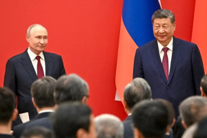 O presidente da r&uacute;ssia Vladimir Putin, &agrave; esquerda, e Xi Jinping, presidente da Rep&uacute;blica Popular da China
