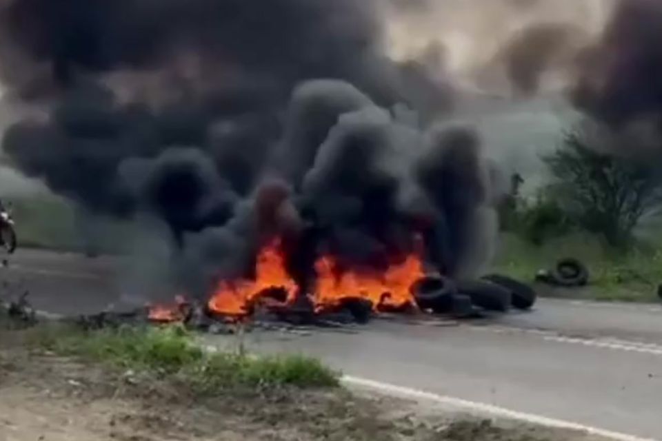 Protesto dos motoristas de toyotas e vans de Caruaru que fecharam trecho da PE-95, nas proximidades da entrada do distrito rural de Malhada de Pedra/Foto: Reprodução / Redes Socias