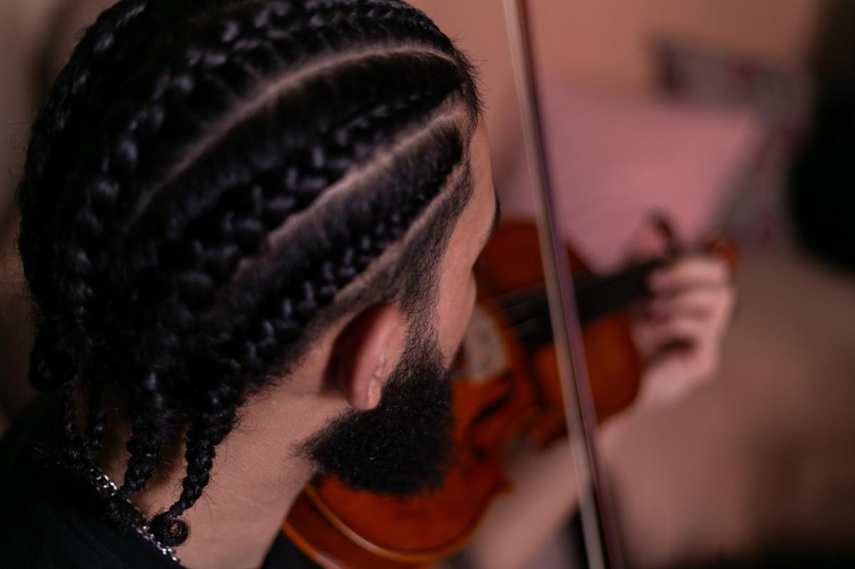 Jovem músico se apaixonou pelo violino aos 4 anos (Foto: Rafael Vieira/DP Foto)