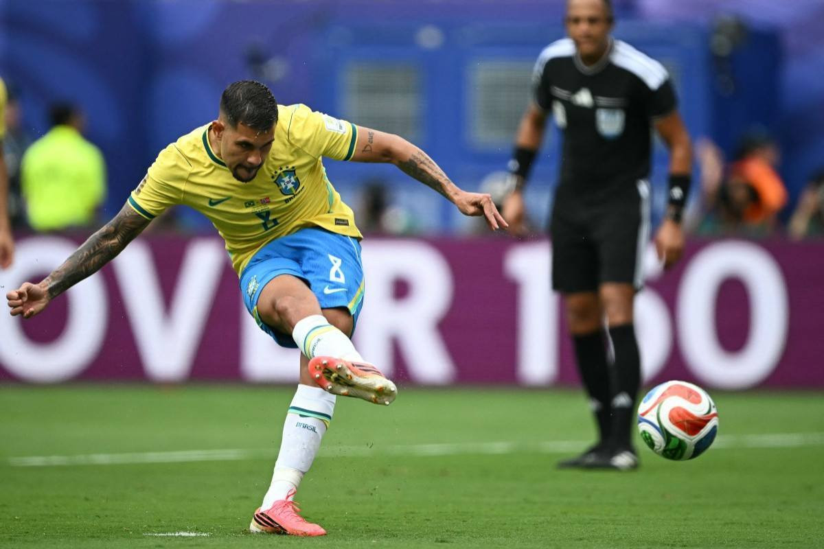 Bruno Guimarães, volante da seleção brasileira na Copa do Mundo/MAURO PIMENTEL / AFP