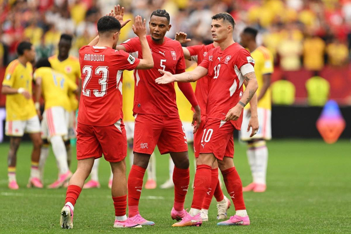 Amdouni, Akanji e Xhaka em ação pela Suíça na Copa 2026/DAVID RAMOS / AFP