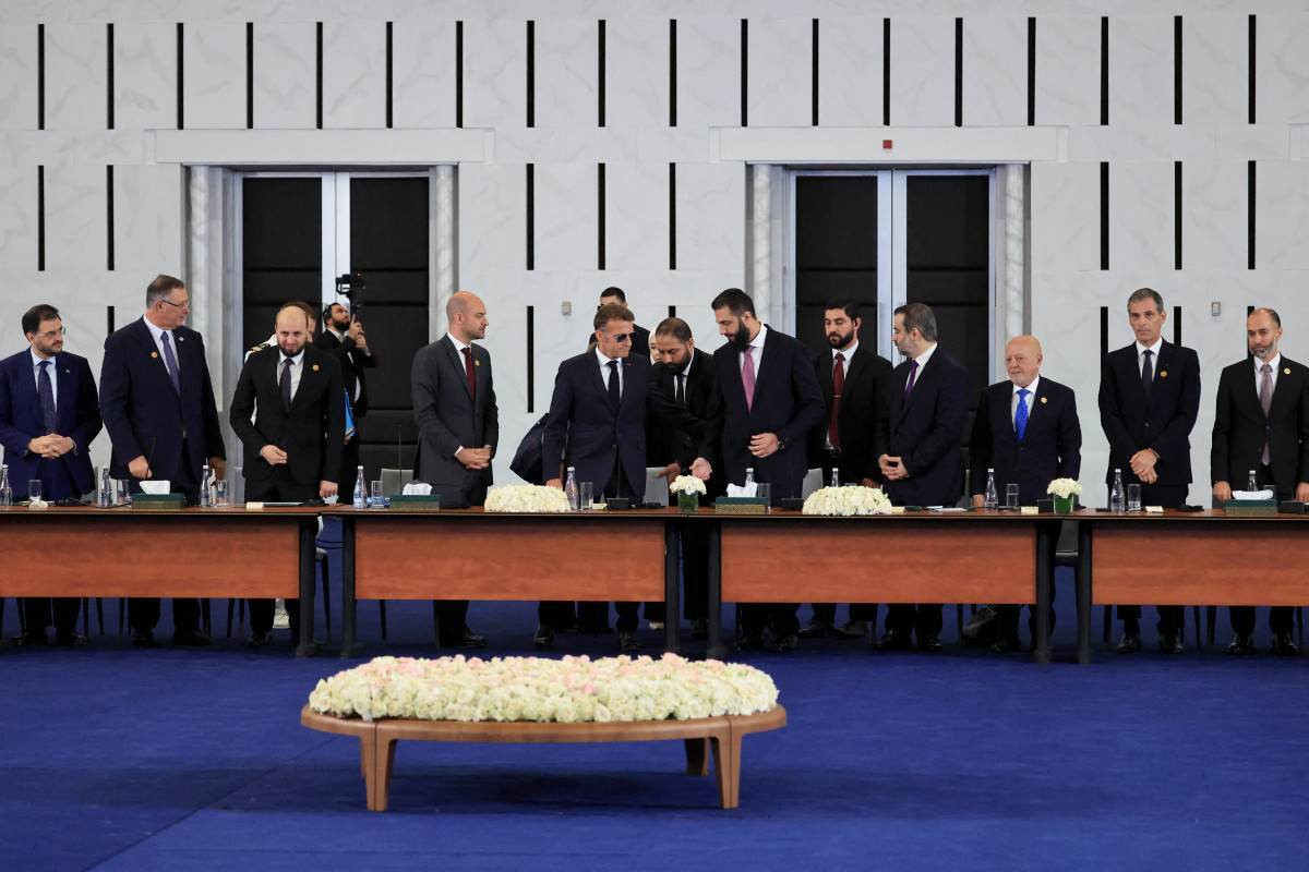 O ministro das Relações Exteriores da França, Jean-Noël Barrot (4º à esquerda), o presidente da França, Emmanuel Macron (centro-esquerda), e o presidente da Síria, Ahmed al-Sharaa (centro-direita), chegam para participar do fórum econômico focado na reconstrução da Síria e em corredores estratégicos, em Damasco/Ludovic MARIN/POOL/AFP