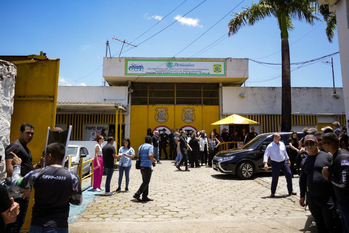 Celular foi encontrado durante com o cabo durante revista pessoal no Complexo do Curado, no Recife./Foto: Rafael Vieira/DP Foto
