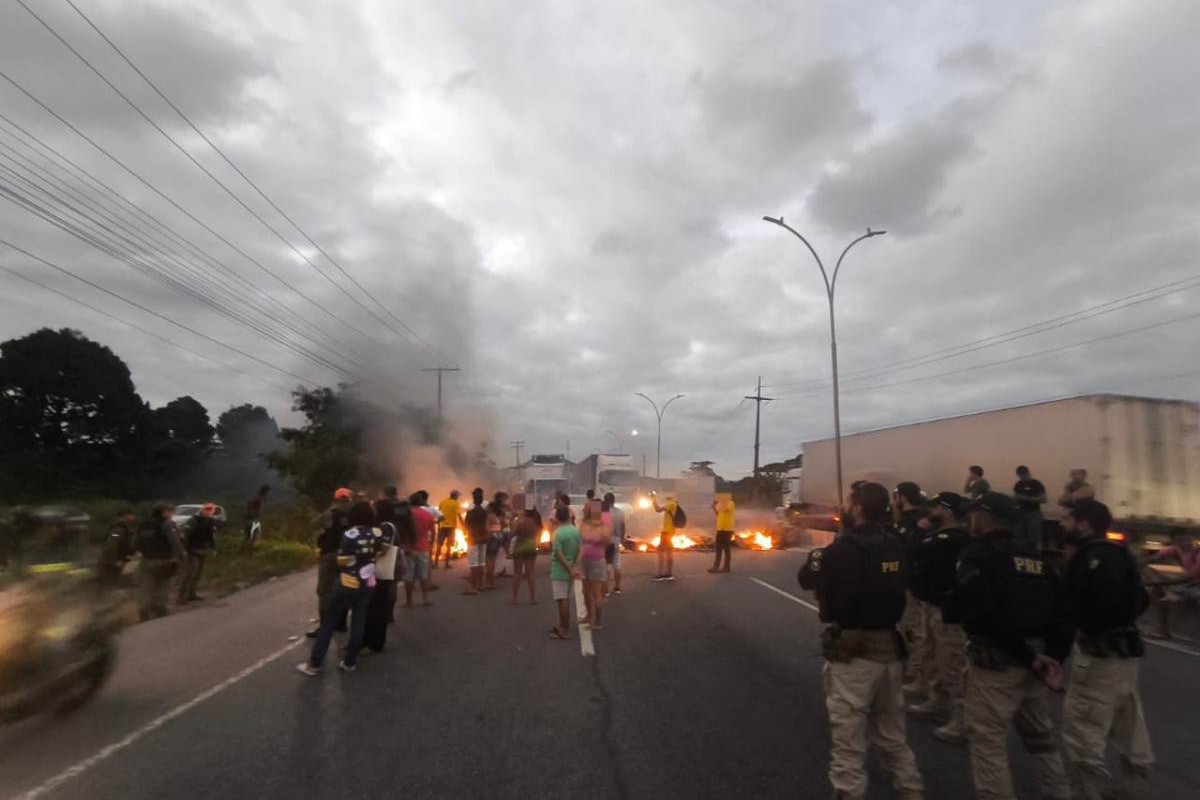 PRF e bombeiros atuam na ocorrência/Foto: PRF/Divulgação