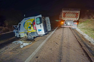 Ambul&acirc;ncia bate de frente com bitrem; motorista, paciente e acompanhante morrem
