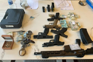 Policiais federais apreenderam armas e dinheiro em esp&eacute;cie na casa de um dos alvos em Niter&oacute;i (RJ)
