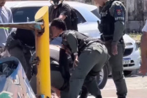 Homem &eacute; detido por policias que passavam pelo local