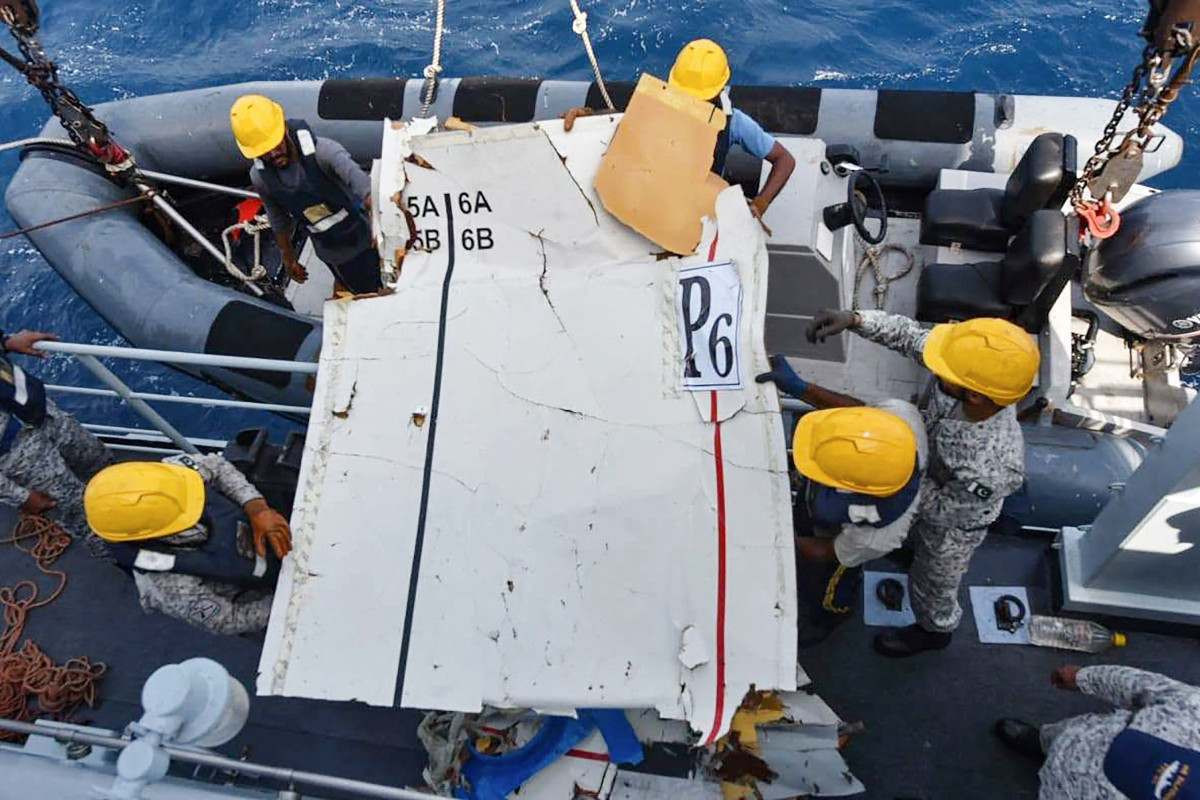Destroços após cerca de 12 horas de buscas no Mar Arábico/AFP PHOTO / PAKISTAN AIRPORTS AUTHORITY