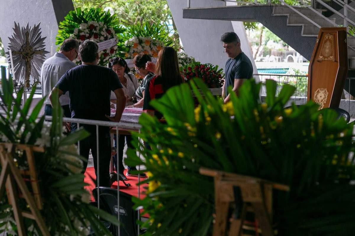 Adeus a Wanderson Lacerda: Velório de ex-presidente do Sport reúne dirigentes e ex-atletas na Ilha do Retiro. /Foto: Rafael Vieira/DP Foto. 