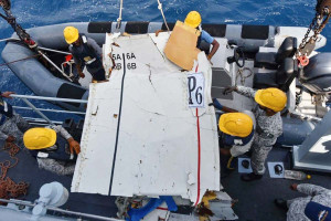 Destro&ccedil;os ap&oacute;s cerca de 12 horas de buscas no Mar Ar&aacute;bico