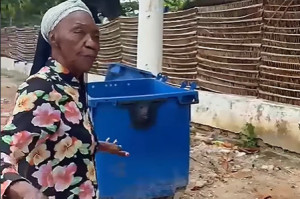Lia de Itamacar&aacute; durante v&iacute;deo sobre descarte de lixo irregular no Espa&ccedil;o Cultural Estrela de Lia