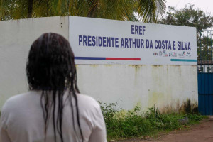Teto da Escola Estadual Presidente Arthur da Costa e Silva, no Recife, desaba e fere seis alunos e um professor