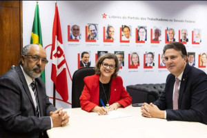 Teresa Leit&atilde;o passa lideran&ccedil;a do PT no Senado para Camilo Santana