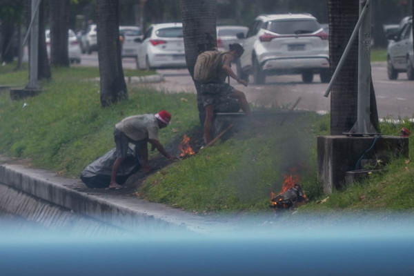 Pessoas em situação de rua na Avenida Agamenon Magalhães, no Recife (Foto: Rafael Vieira/DP Foto)