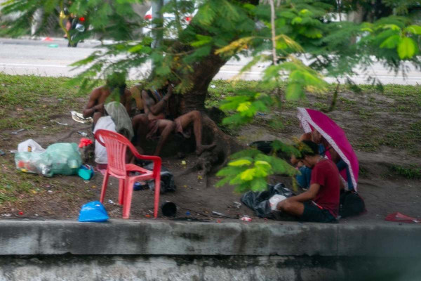 Pessoas em situação de rua na Avenida Agamenon Magalhães, no Recife (Foto: Rafael Vieira/DP Foto)