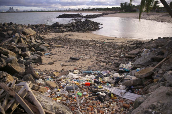 Acúmulo de lixo na faixa de areia preocupa frequentadores e praticantes de esportes aquáticos (Foto: Mauricio Ferry/DP Foto)