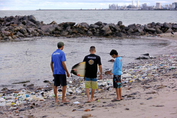 Poluição em praia chama a atenção de surfistas, que convivem diariamente com o problema (Foto: Mauricio Ferry/DP Foto)