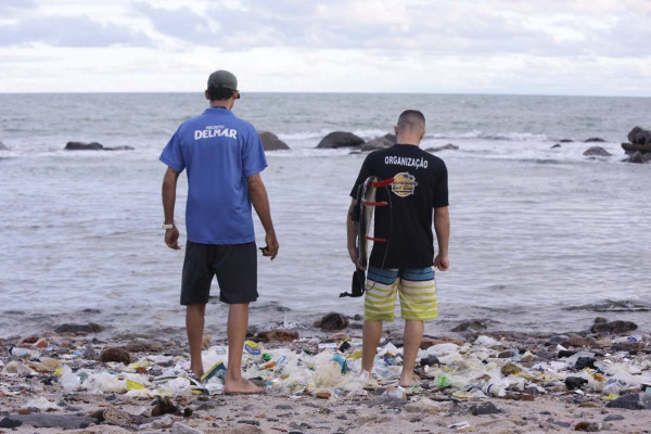 Lixo acumulado na areia e próximo ao mar faz parte da paisagem enfrentada por surfistas (Foto: Mauricio Ferry/DP Foto)