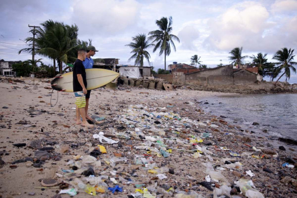 Além das condições do mar, o lixo passou a ser um dos desafios enfrentados por quem pratica surfe (Foto: Mauricio Ferry/DP Foto)