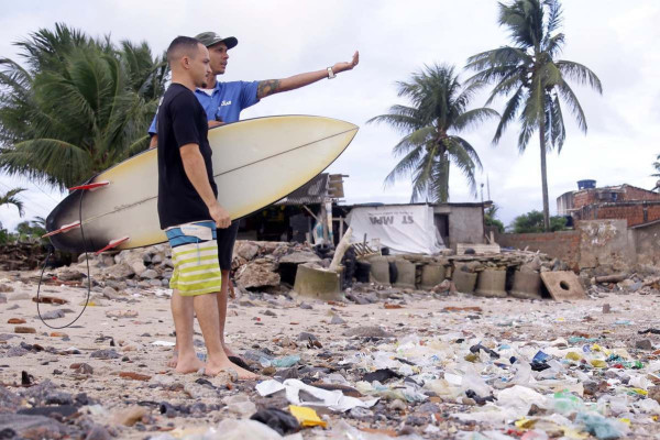 Resíduos espalhados na faixa de areia mostram os impactos da poluição no litoral. (Foto: Mauricio Ferry/DP Foto)