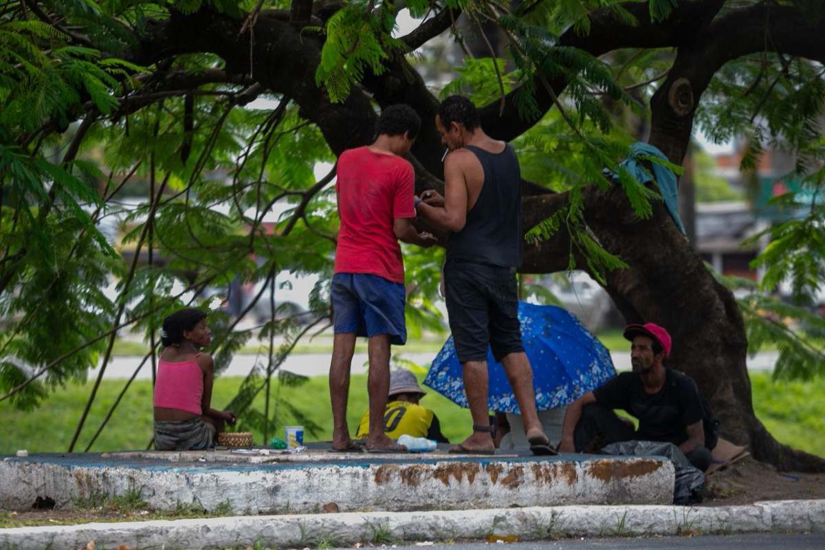 Pessoas em situação de rua na Avenida Agamenon Magalhães, no Recife/Foto: Rafael Vieira/DP Foto