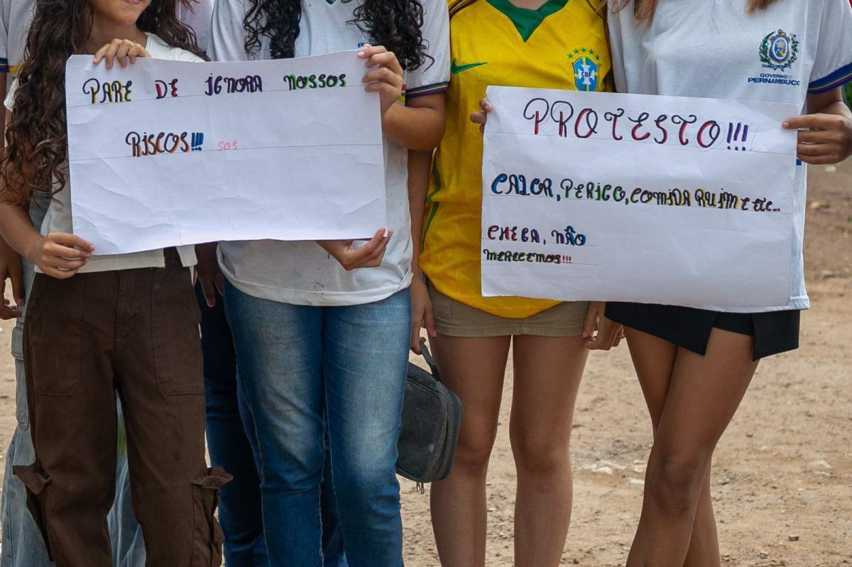 Protestos na escola Presidente Arthur da Costa e Silva, no bairro da Mustardinha (Foto: Rafael Vieira/DP)