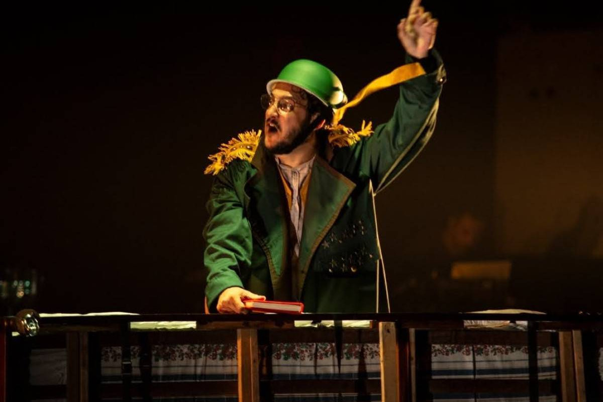 O ator Alexsandro Souto Maior interpreta o personagem que dá título à obra/Rogério Alves/Divulgação