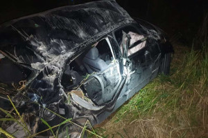 O ve&iacute;culo ficou destru&iacute;do 