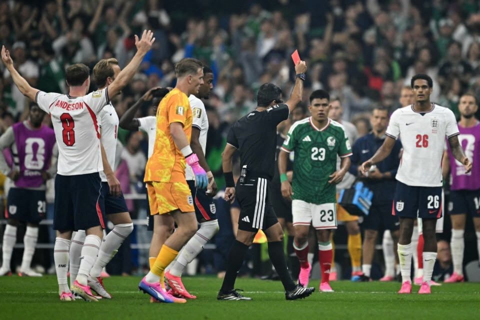 Jarell Quansah, da Inglaterra, expulso contra o México/YURI CORTEZ / AFP