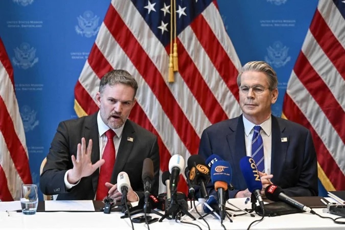 O representante do Departamento de Comércio norte-americano, Jamieson Greer (à esq.), ao lado do secretário do Tesouro dos EUA, Scott Bessent/Fabrice Coffrini/AFP