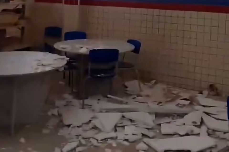 Teto de biblioteca da Etepam desaba no Recife/Foto: Reprodução/Instagram