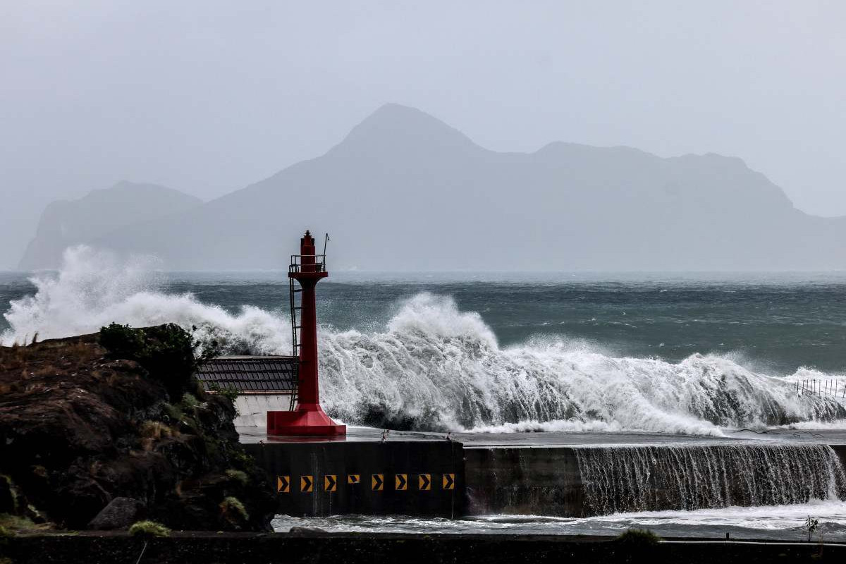 Ondas quebram na costa de Yilan enquanto o tufão Bavi avança em direção ao nordeste de Taiwa/I-HWA CHENG/AFP