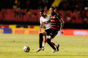 Barletta, atacante do Sport, em jogo contra o Botafogo-SP