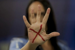 A cada hora, aproximadamente oito mulheres sofreram algum tipo de viol&ecirc;ncia em Pernambuco