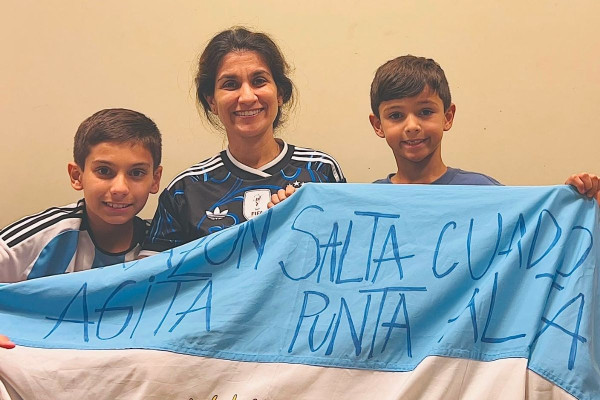 A argentina Emilia Iniguez e seus filhos Felipe e Mariano (Cortesia)