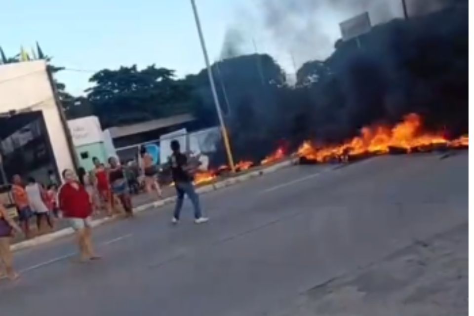 As duas vias da Avenida Recife estão interditadas/Reprodução/Redes Socias