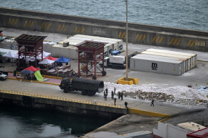 Necrot&eacute;rio improvisado no porto de La Guaira, na Venezuela