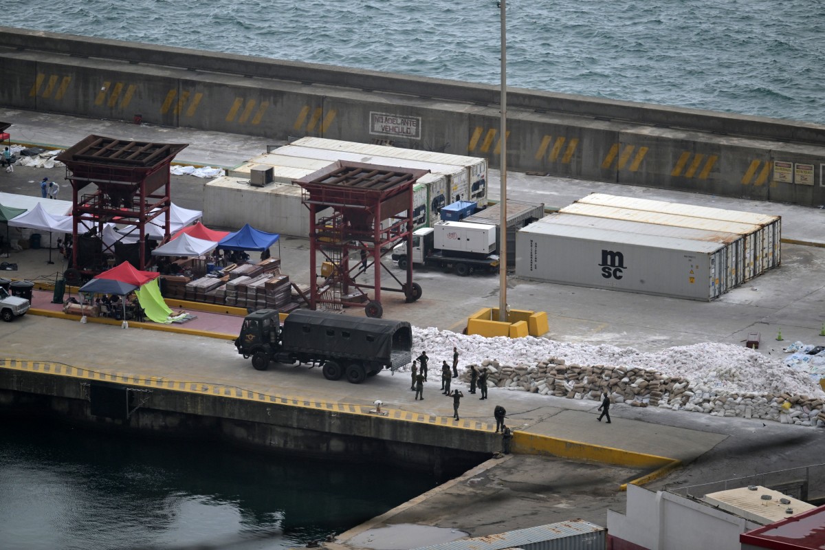 Necrotério improvisado no porto de La Guaira, na Venezuela/ Juan BARRETO / AFP 